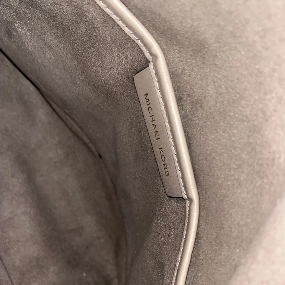 Michael Kors Women's Cream Leather Shoulder Bag - Picture 4 of 5